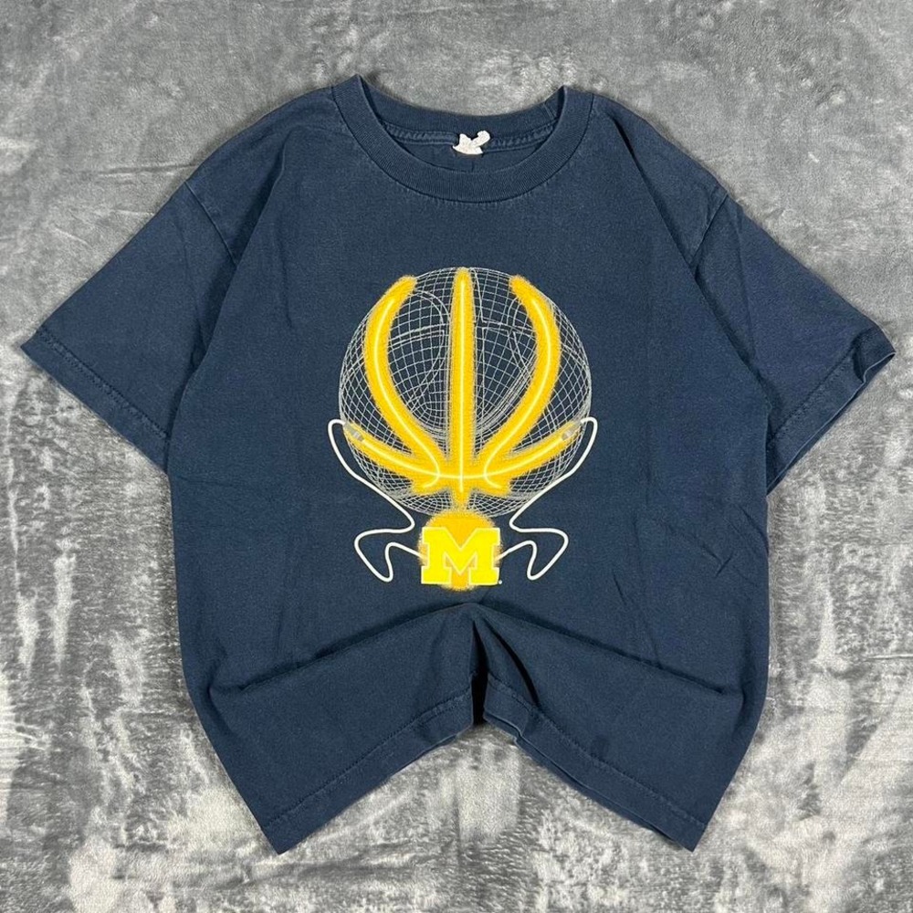 Y2K Michigan State Basketball Navy Blue & Yellow Graphic T-Shirt - youth large